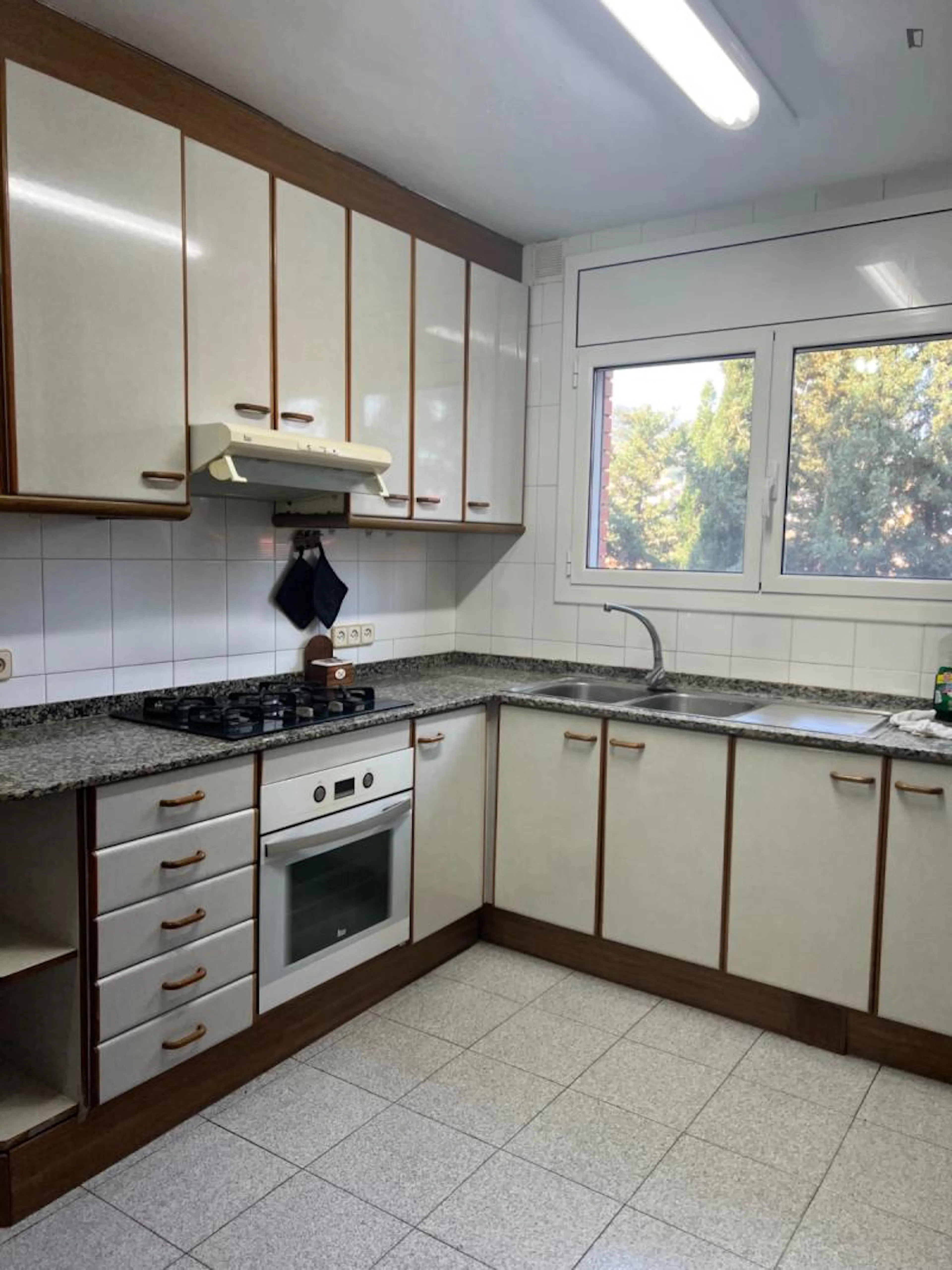 Comfortable single bedroom with balcony close to the university areas of Vall d’Hebron and Mundet KITCHEN 1