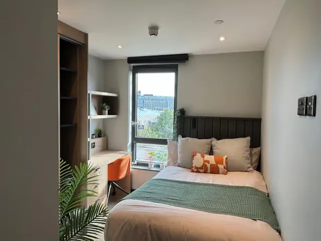 Modern Standard Ensuite room image 1
