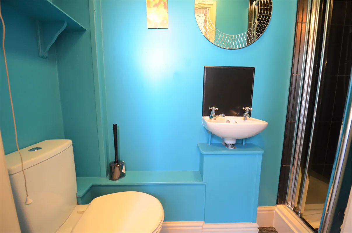 6 Bedroom Apartment BATHROOM 3