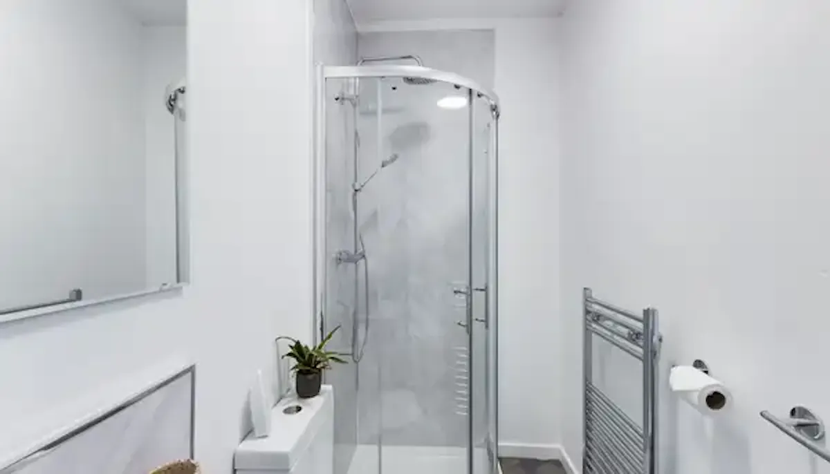 5 Bed Apartment BATHROOM