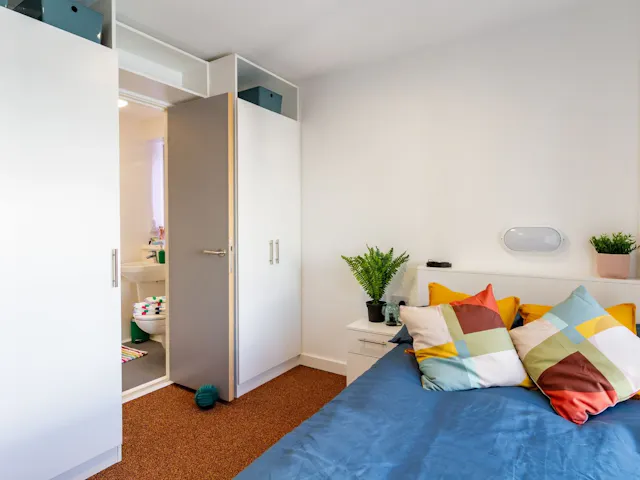 Silver Studio room image 4