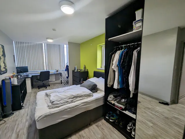 6 Bed Ensuite room image 1