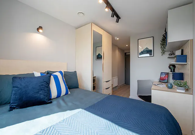 10 Bed Standard Ensuite room image 2