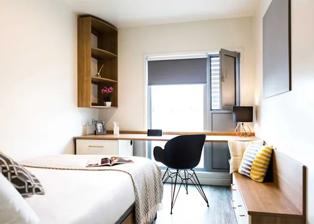 Bronze En suite Mid Level room image 2