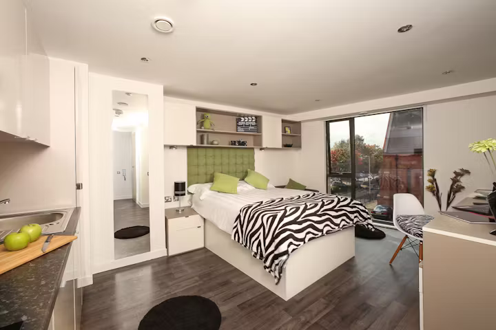 primus-place-leicester-Premium Accessible Studio-1
