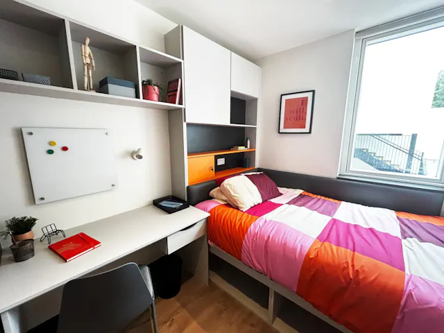 Premium Ensuite - 4 Bedroom Apartment room image 1