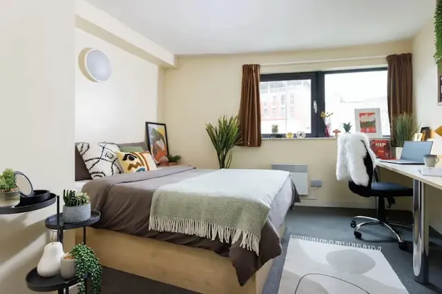 Premium Ensuite room image 2