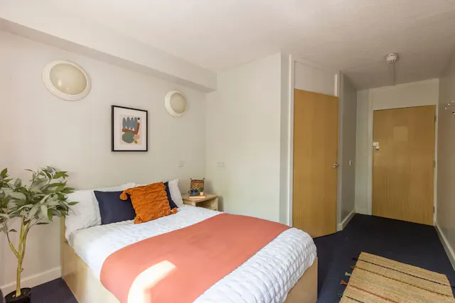 5 Bed Premium En-Suite room image 1