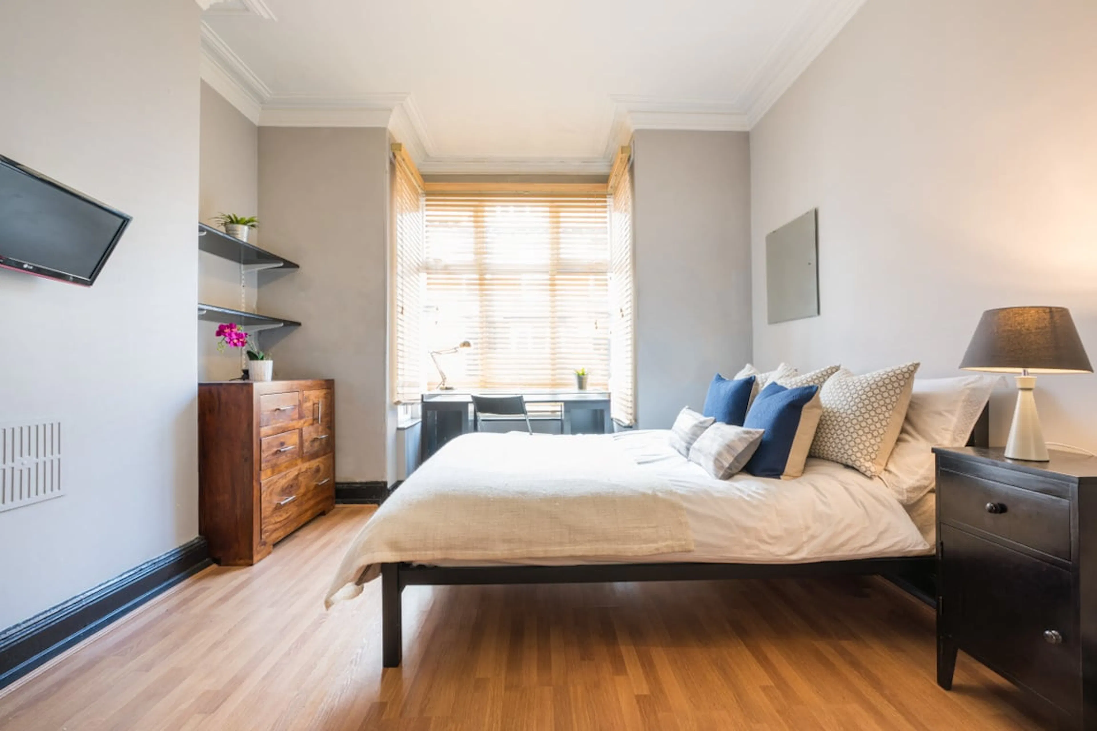 5 Bedroom Apartment ROOM 1