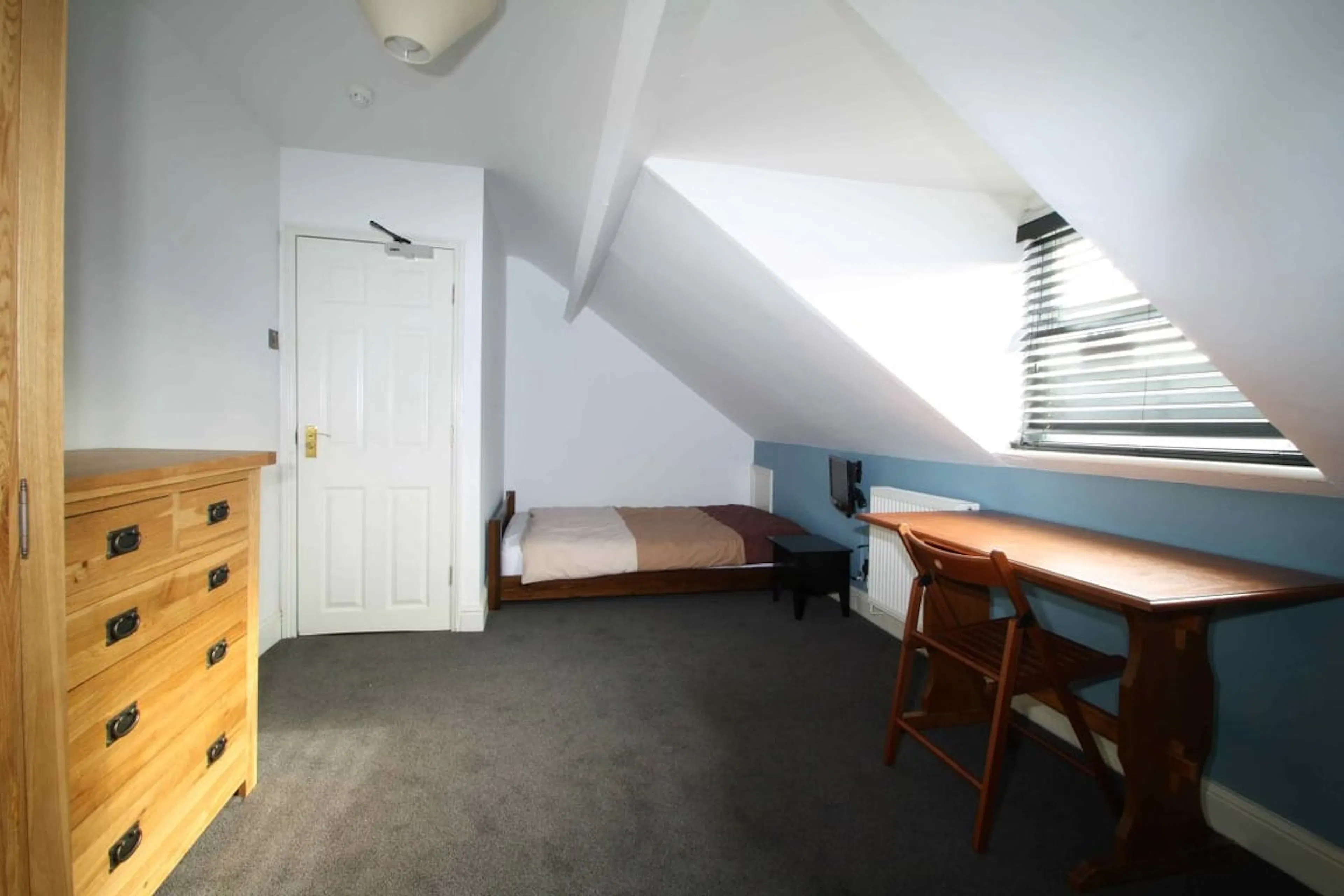 6 Bedroom Apartment ROOM 3