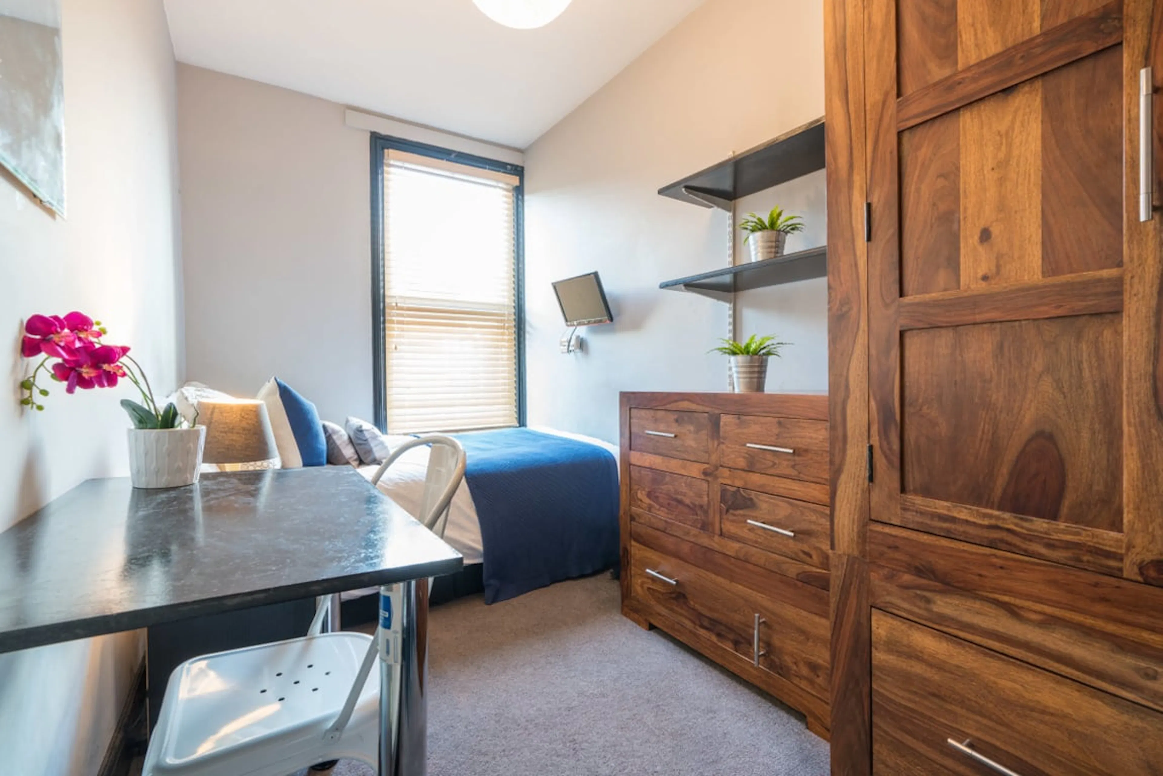 5 Bedroom Apartment ROOM 2