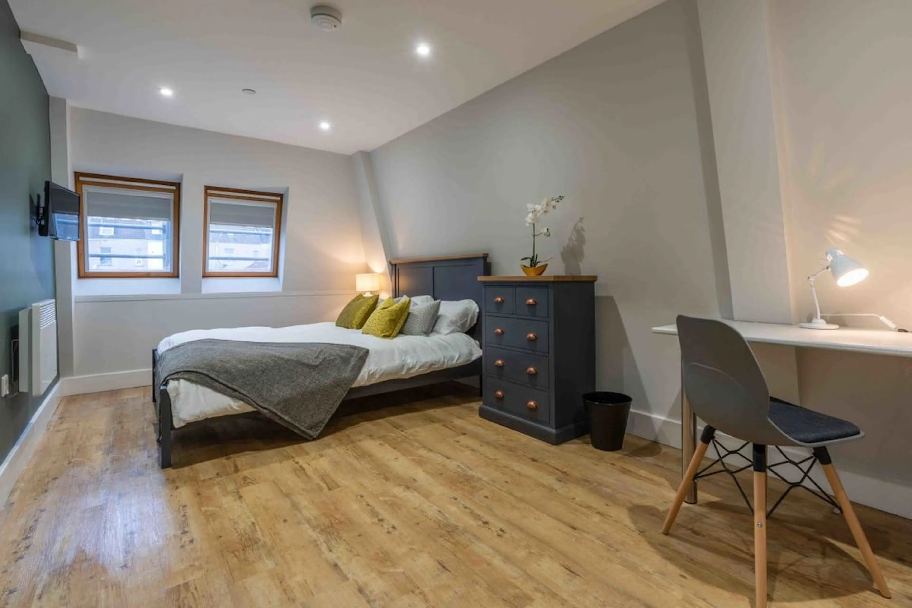 6 Bedroom Apartment, Flat 2 ROOM 2