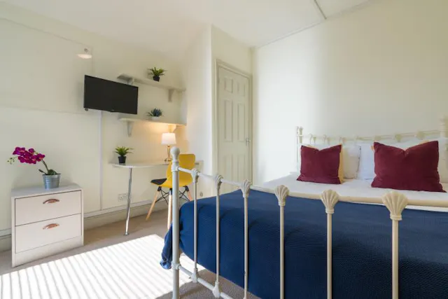 8 bedroom apartment room image 6