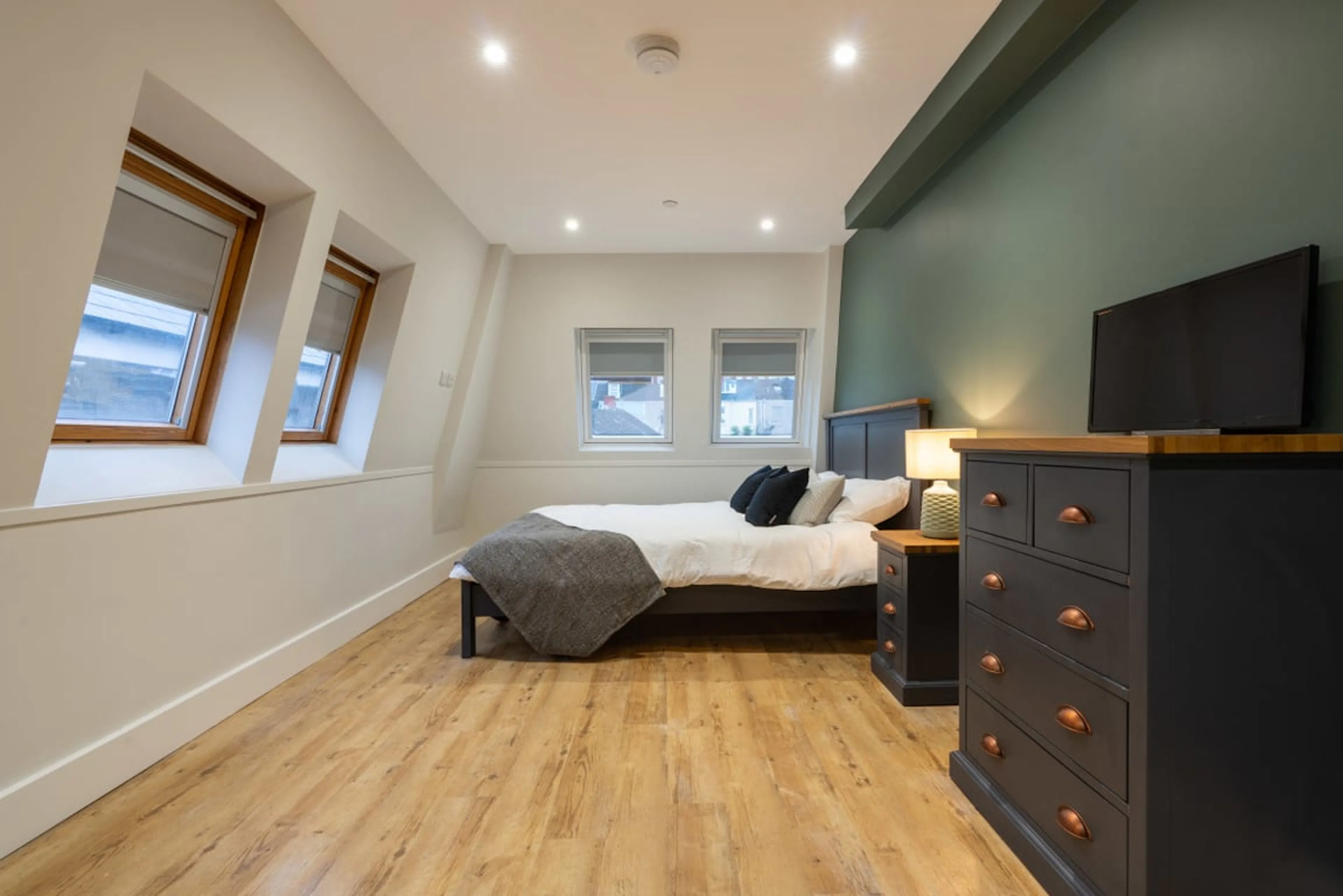 6 Bedroom Apartment, Flat 2 ROOM 4