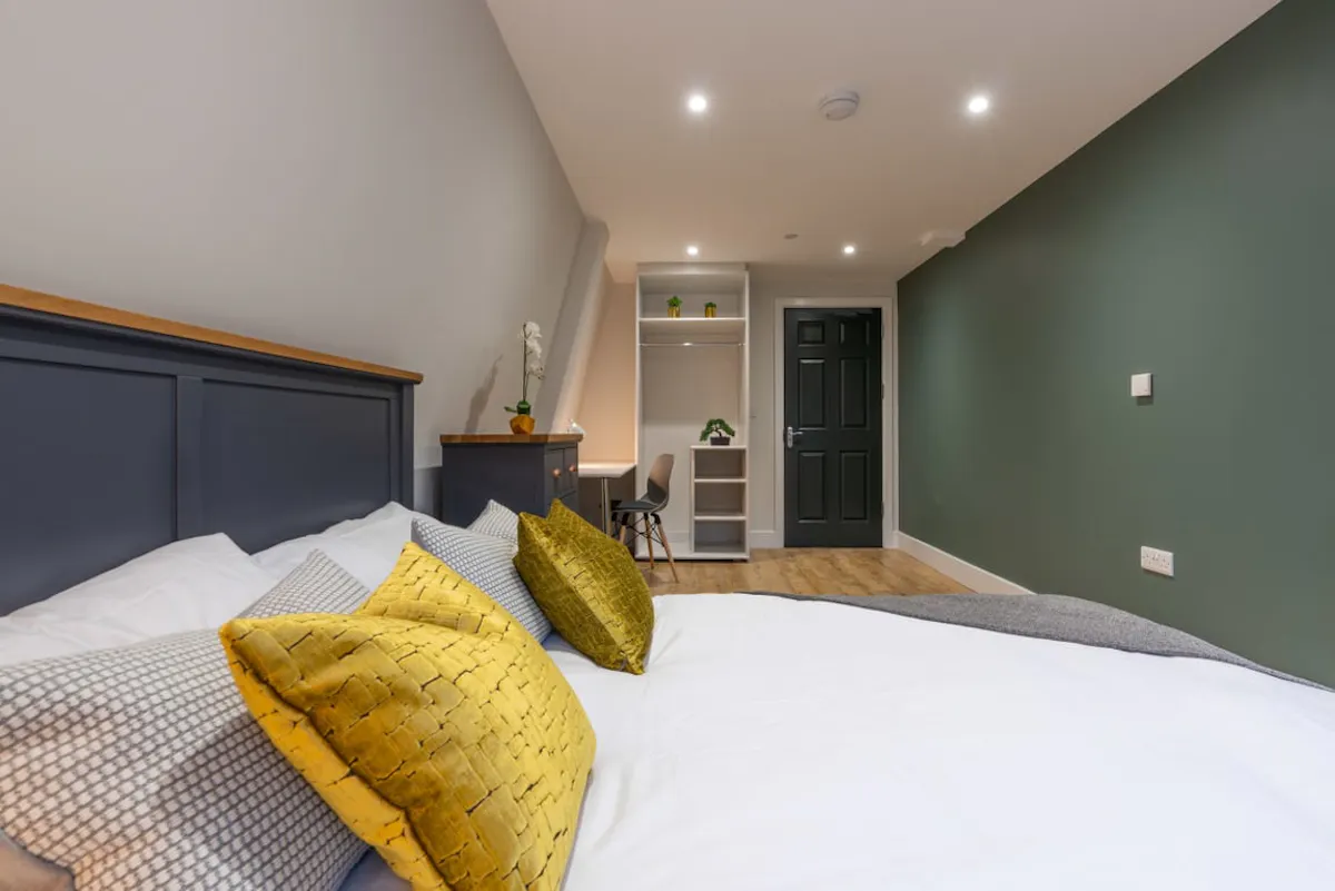 6 Bedroom Apartment, Flat 2 ROOM