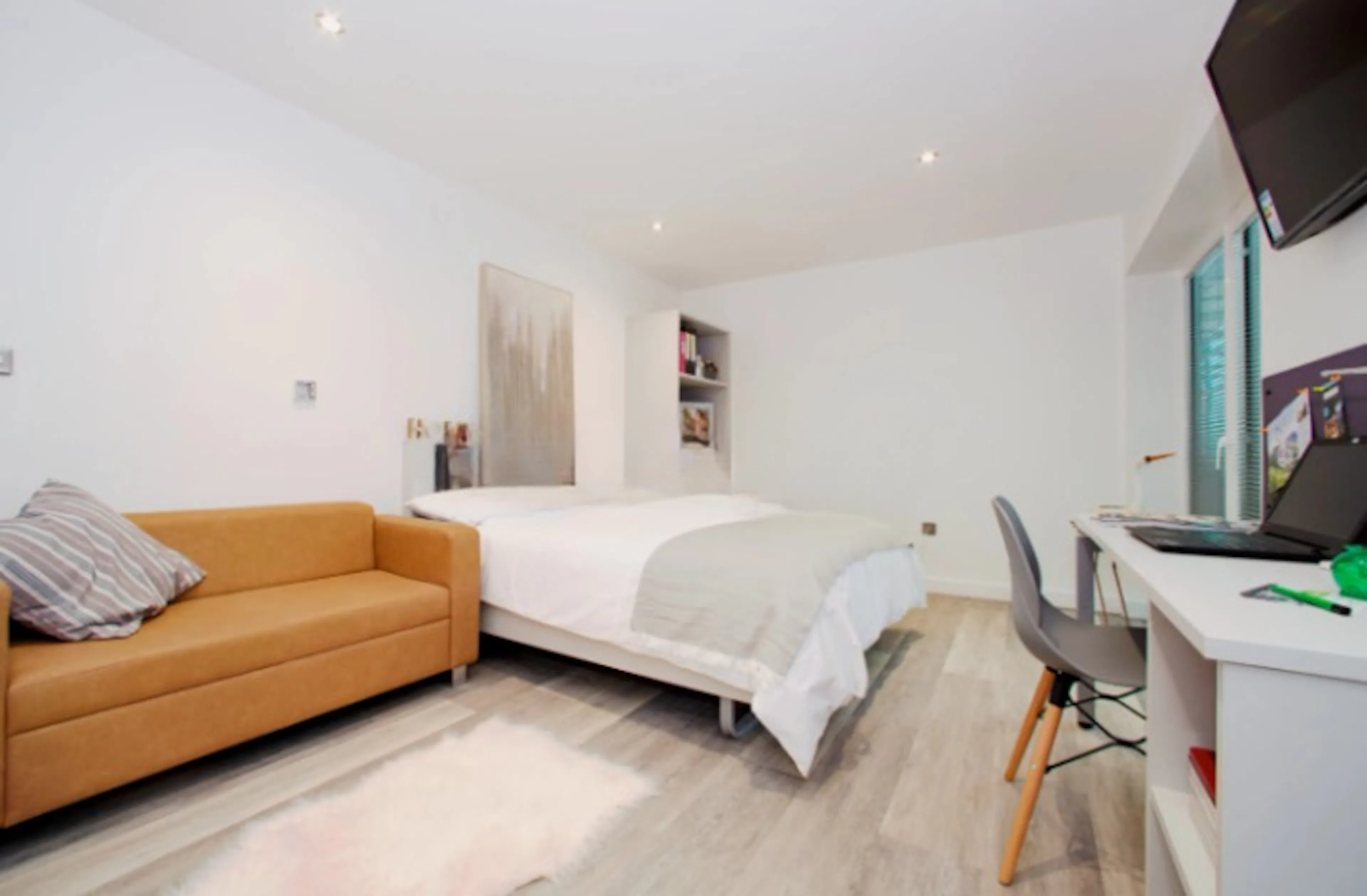Silver Studio ROOM 3