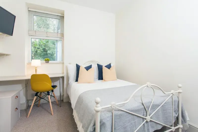 6 Bedroom Apartment ROOM