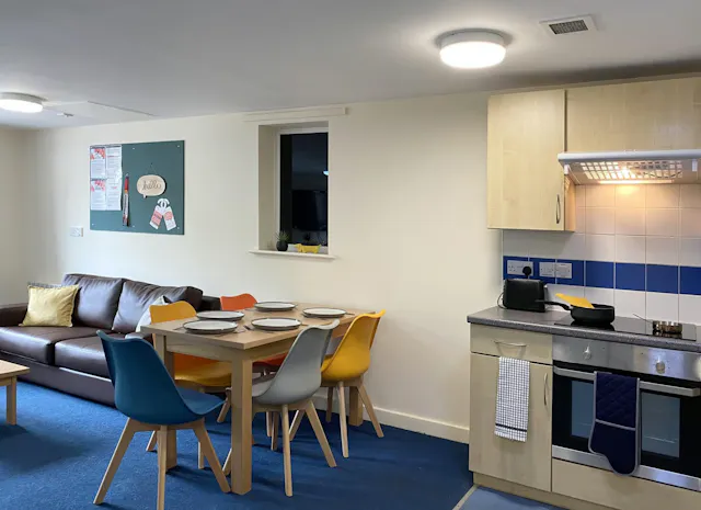 5/6 Bed Standard Ensuite room image 3