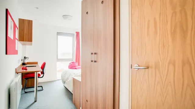 4 Bed Standard Ensuite room image 1