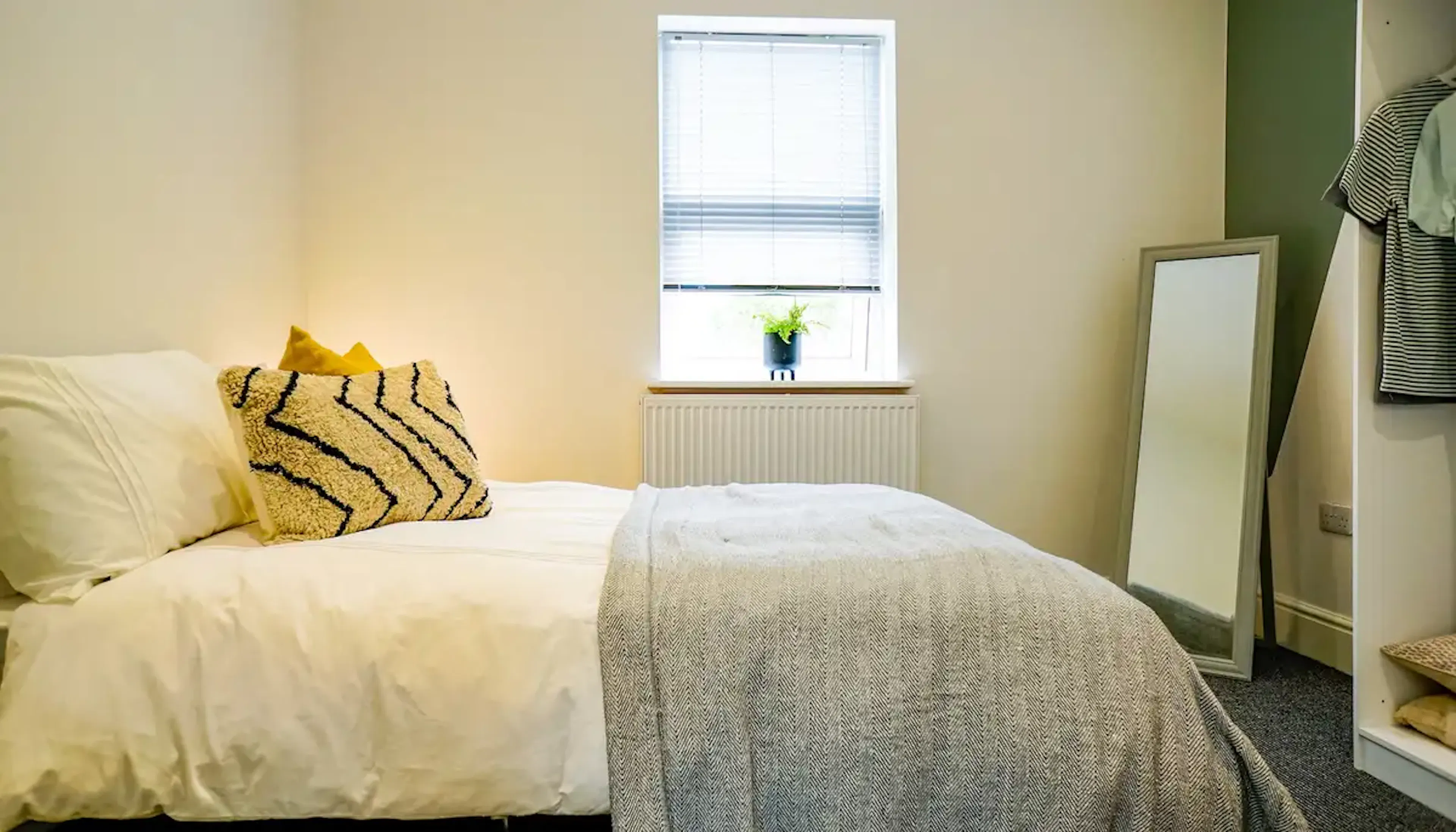 6 Bed Apartment ROOM 1