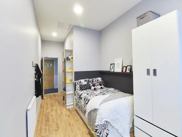 Standard Cluster En-Suite room image 1