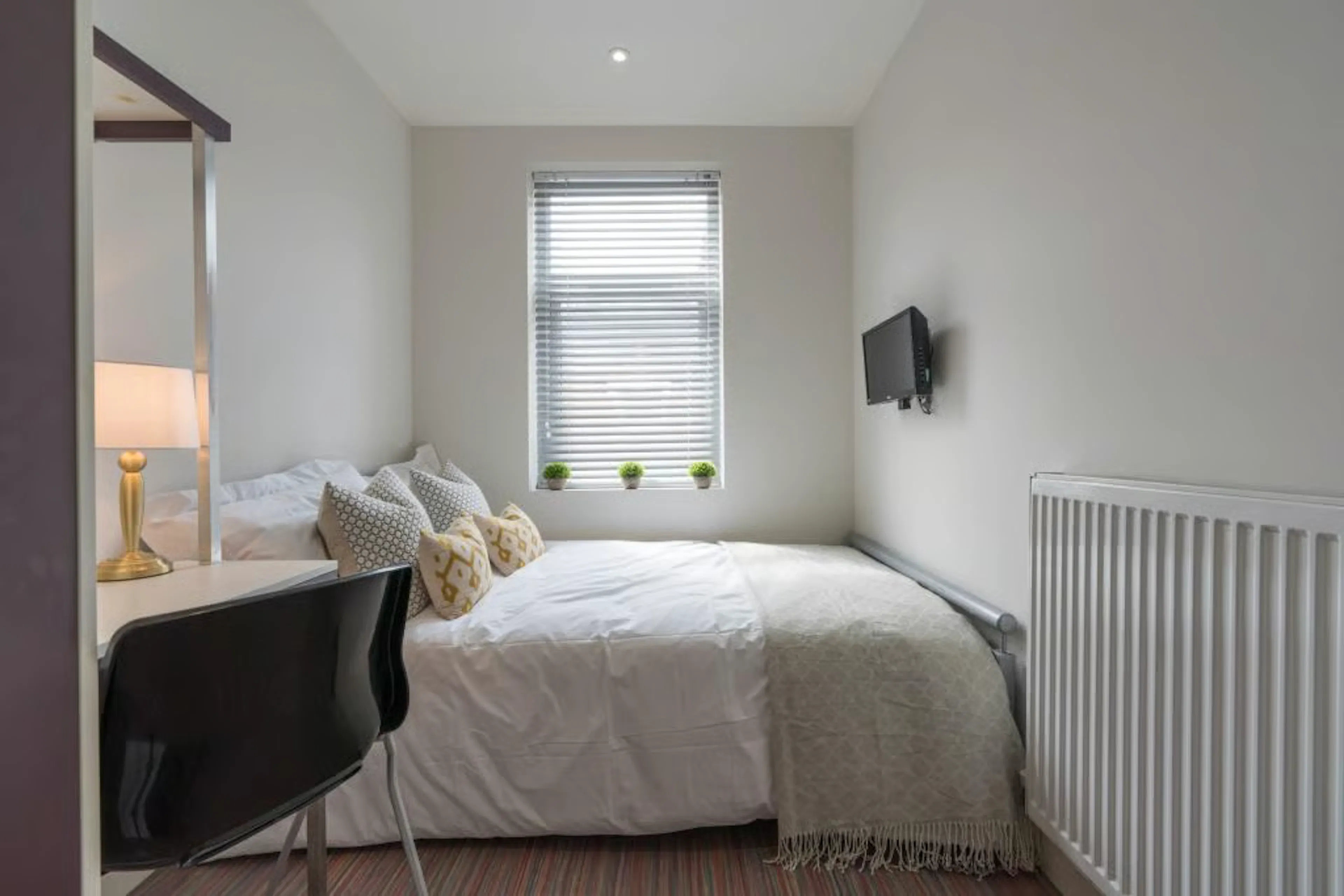 5 Bedroom Apartment ROOM 1