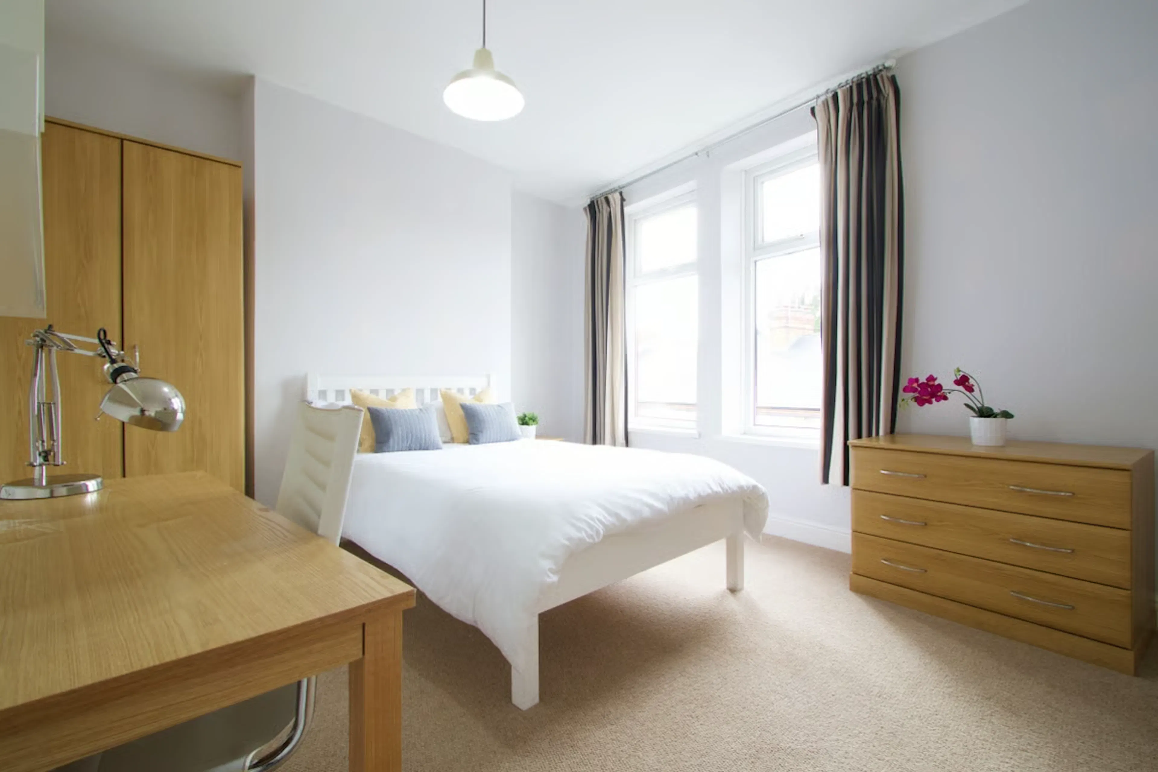 5 Bedroom Apartment ROOM 1