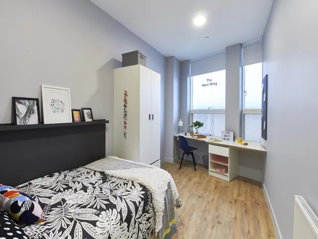 Standard Cluster En-Suite room image 2