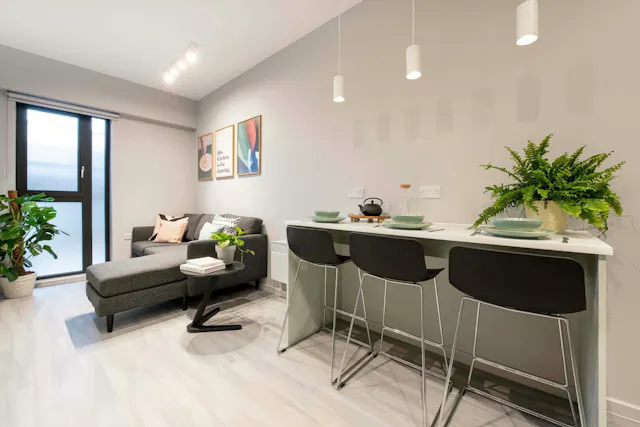 3 Bed Standard Ensuite room image 2