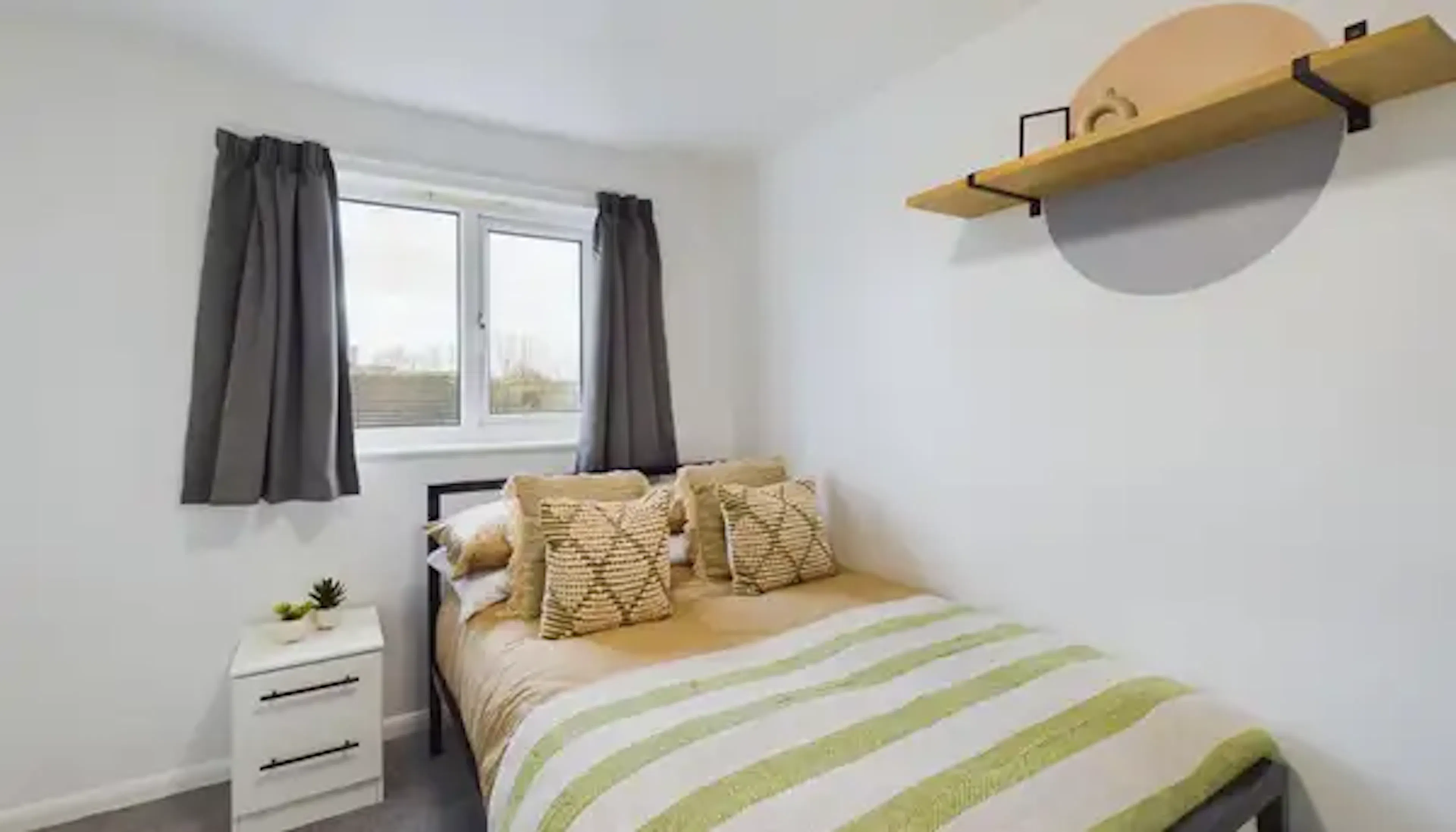 6 Bedroom Apartment ROOM 2