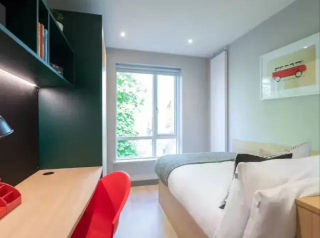 Silver En Suite room image 2