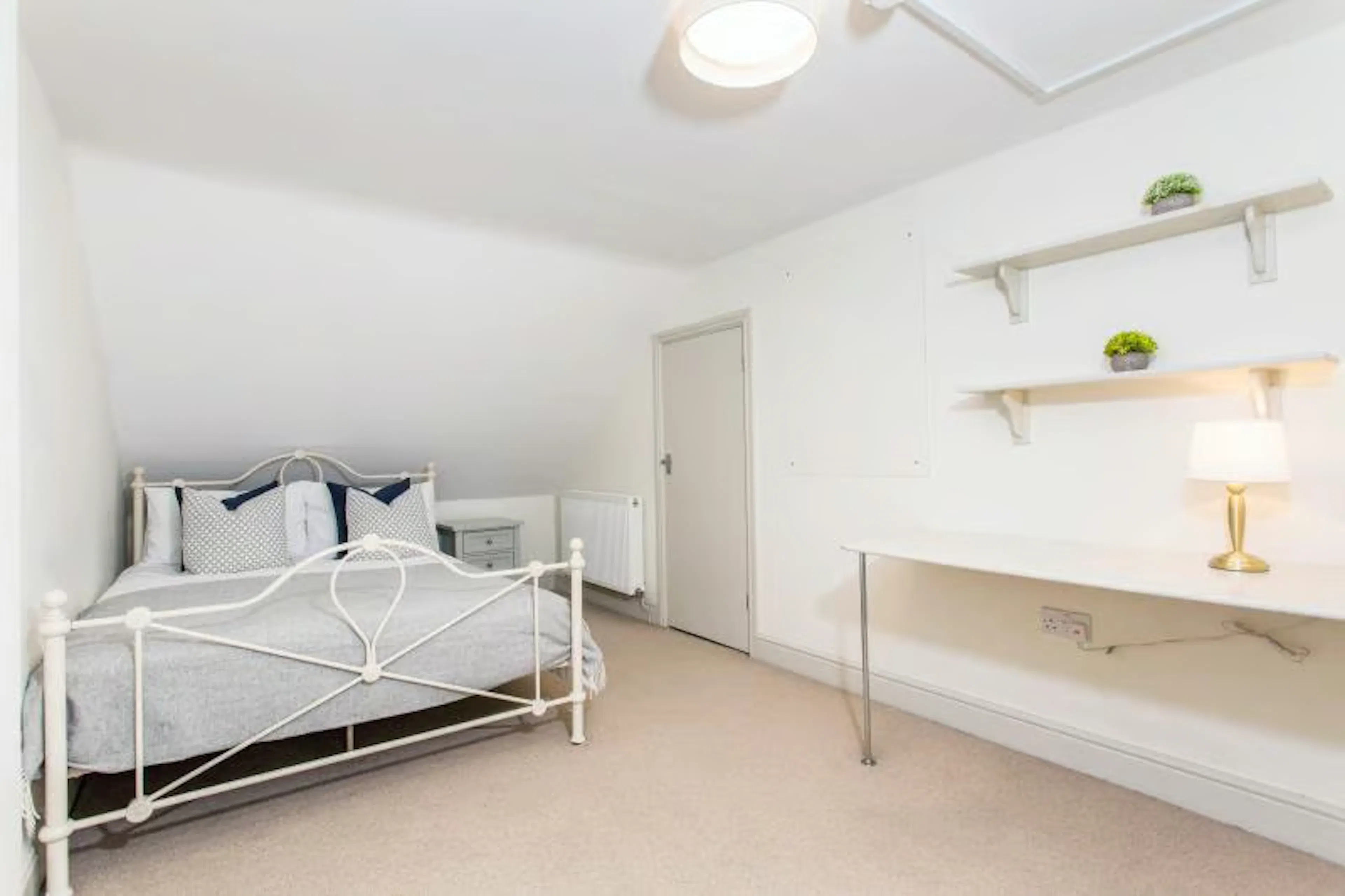 6 Bedroom Apartment ROOM 2