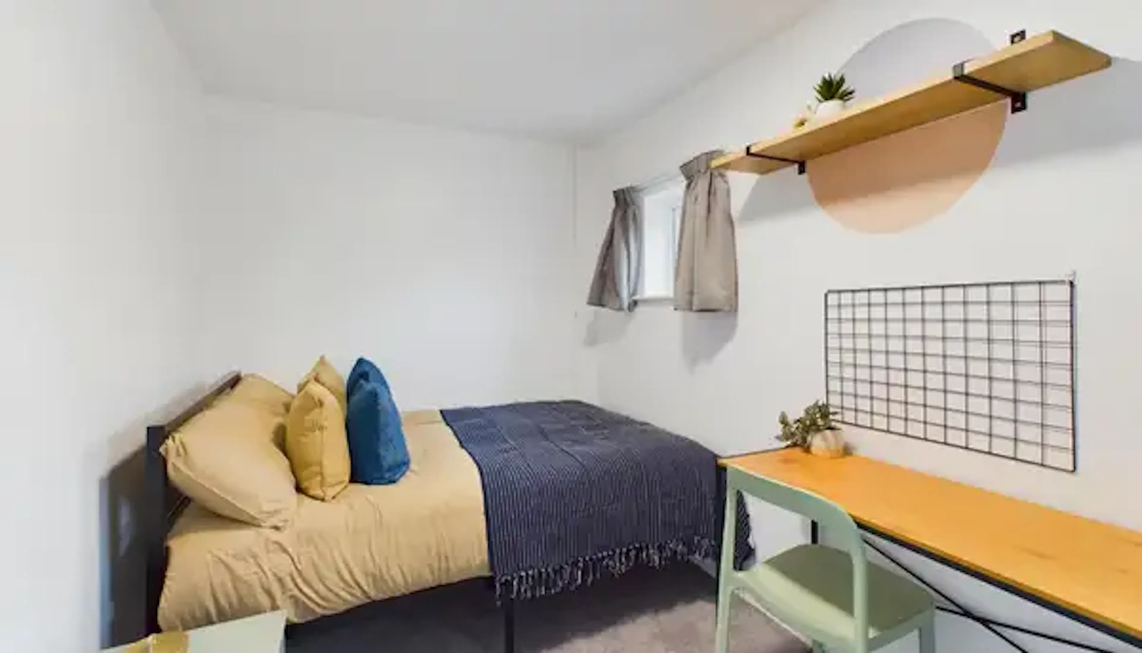 6 Bedroom Apartment ROOM 3