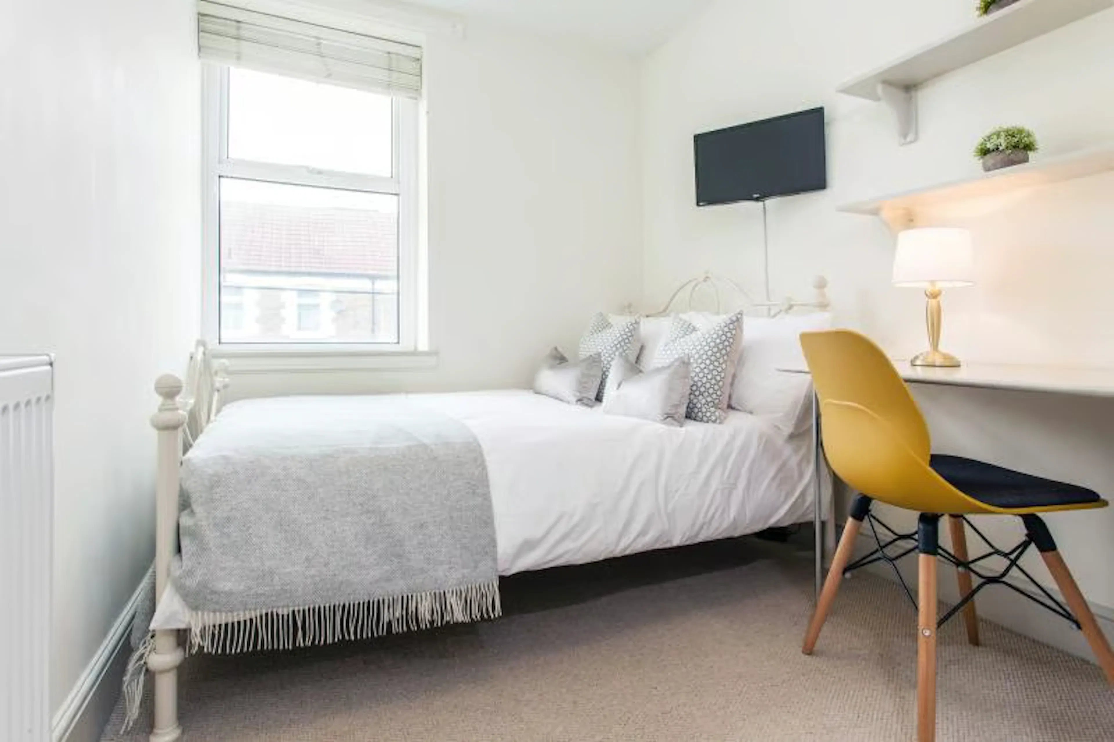 6 Bedroom Apartment ROOM 2