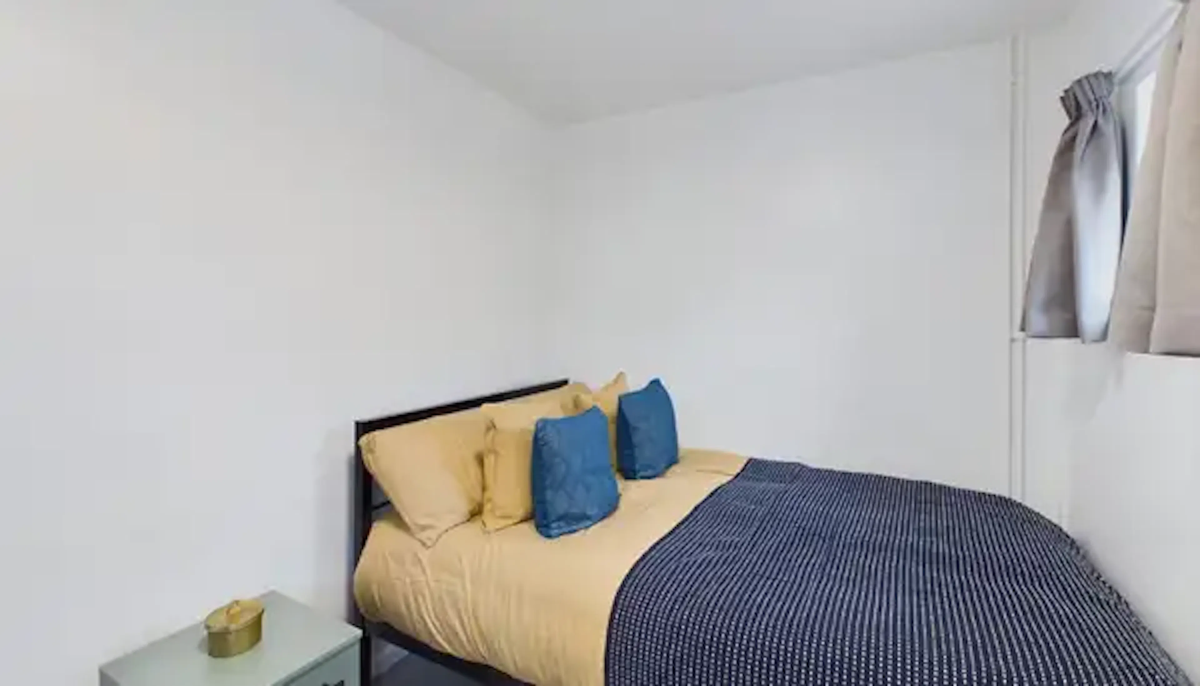 6 Bedroom Apartment ROOM 4