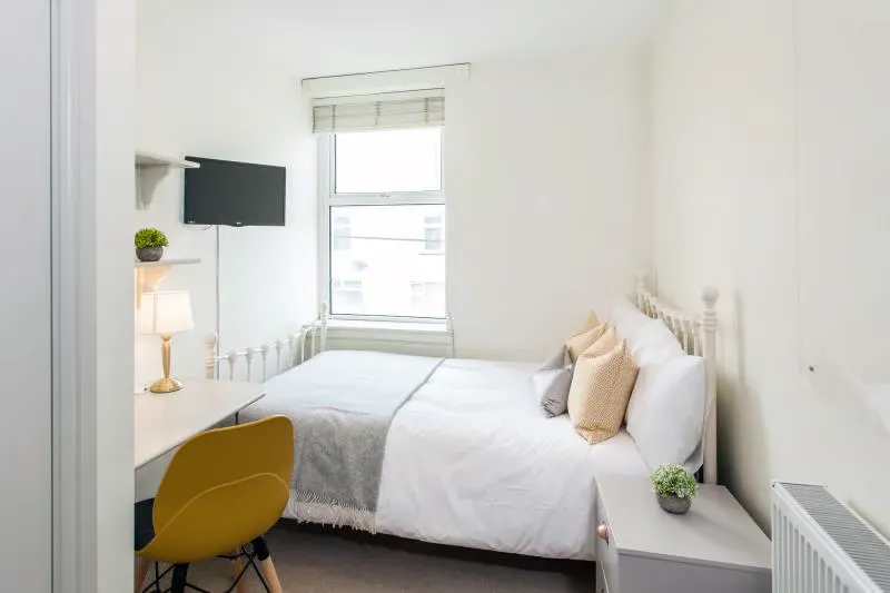 6 Bedroom Apartment ROOM 3