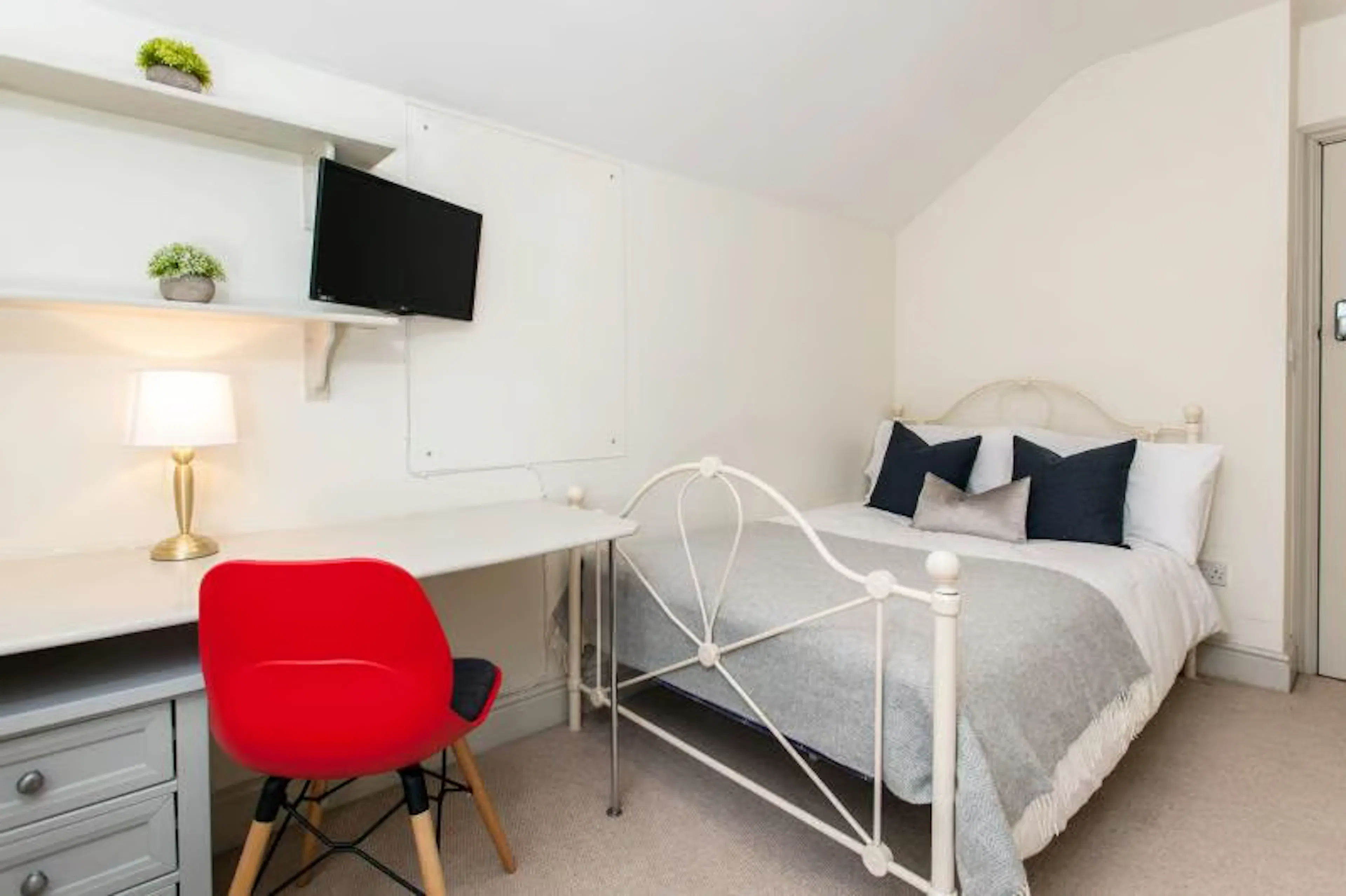 6 Bedroom Apartment ROOM 4