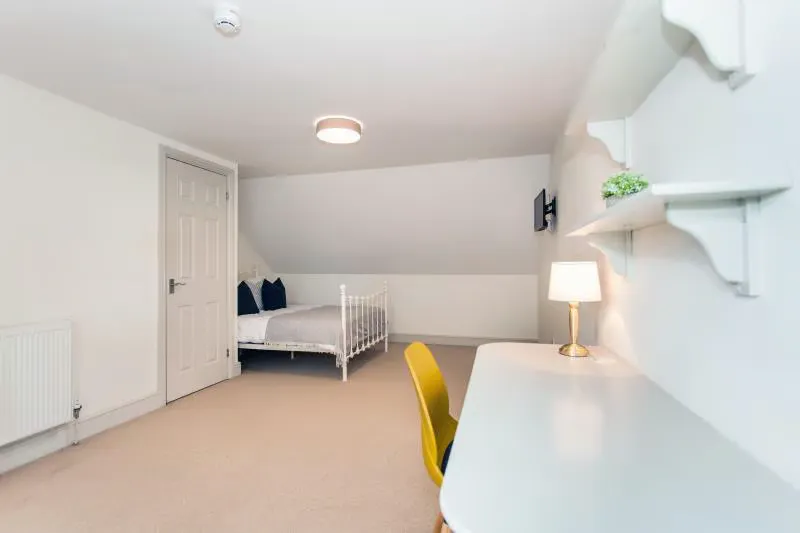 6 Bedroom Apartment ROOM 4