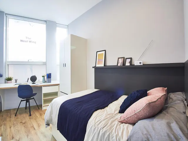 Standard Cluster En-Suite room image 6