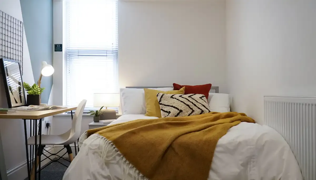 6 Bed Apartment ROOM