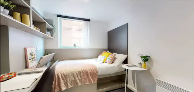 Silver Ensuite Mid Level room image 23
