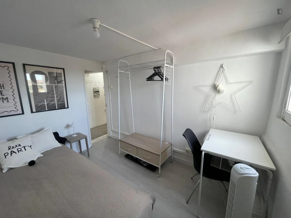 Cozy Single 9 Bedroom Apartment ROOM