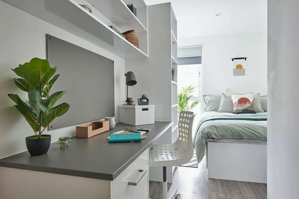 6 Bed En-suite - Courtyard View ROOM 1