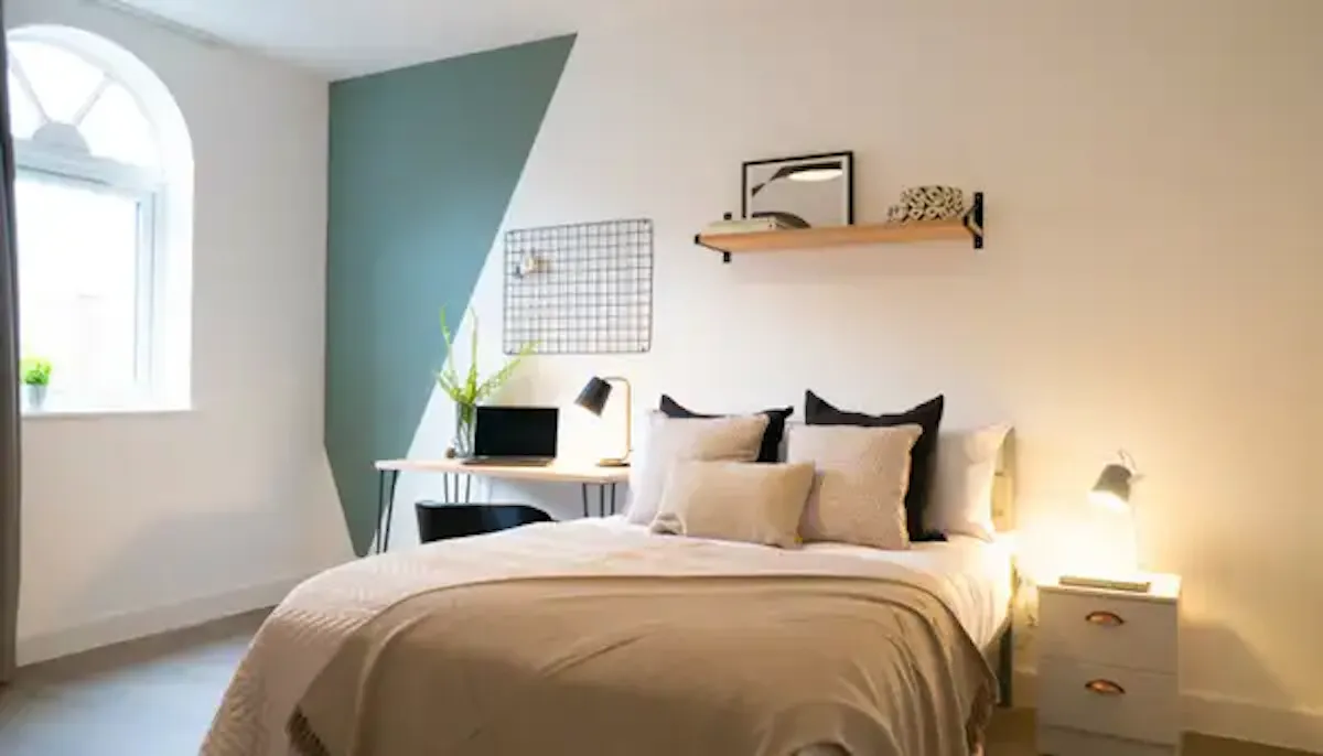 8 Bed House ROOM
