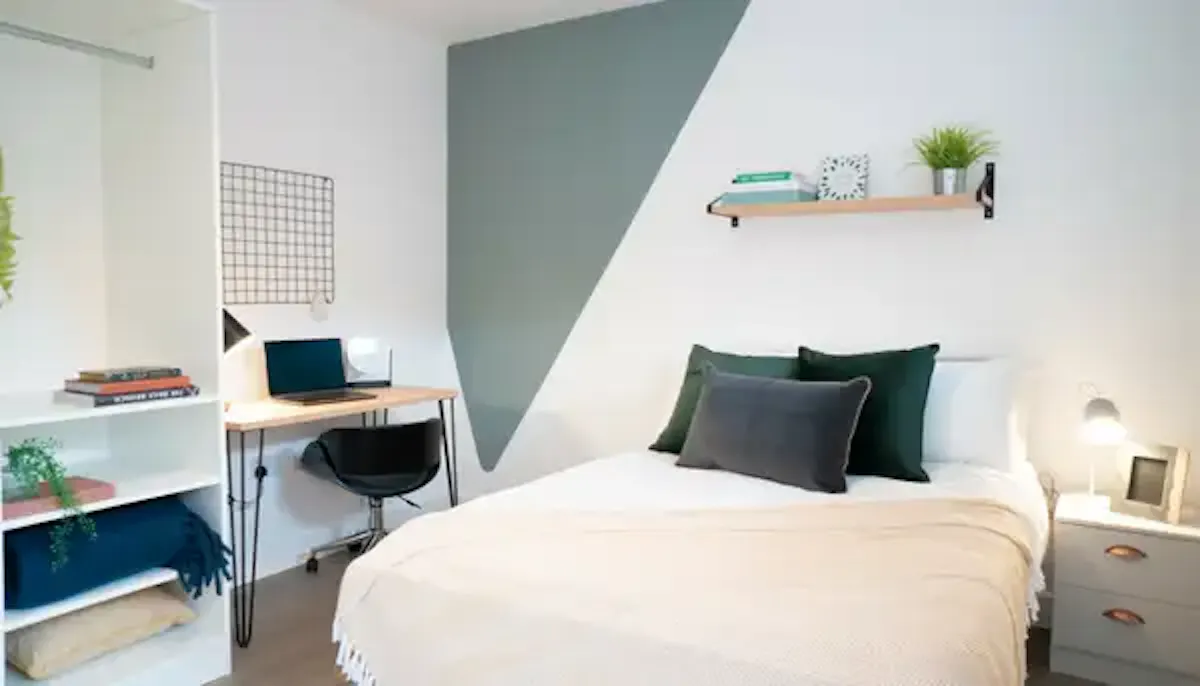 8 Bed House ROOM