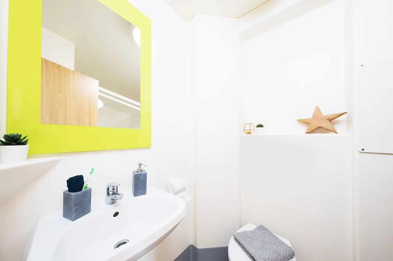 Studio, Premium Range 1 BATHROOM 3