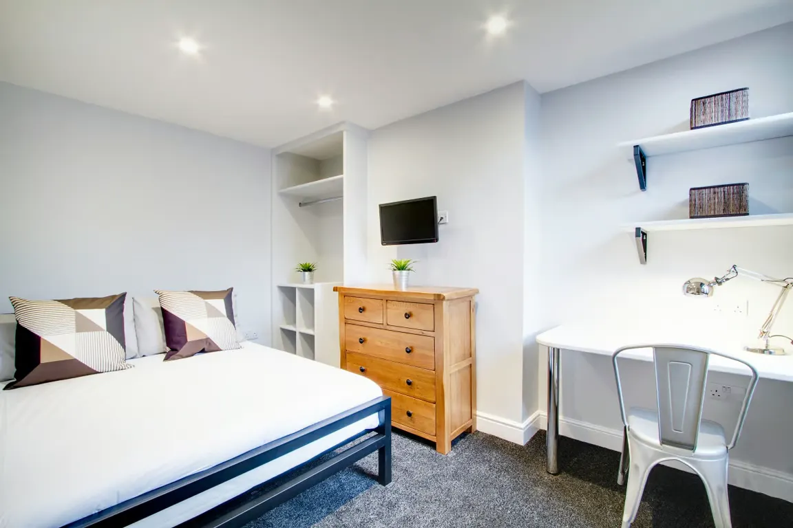 6 Bedroom Apartment ROOM 3