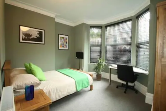 8 bedroom apartment room image 1