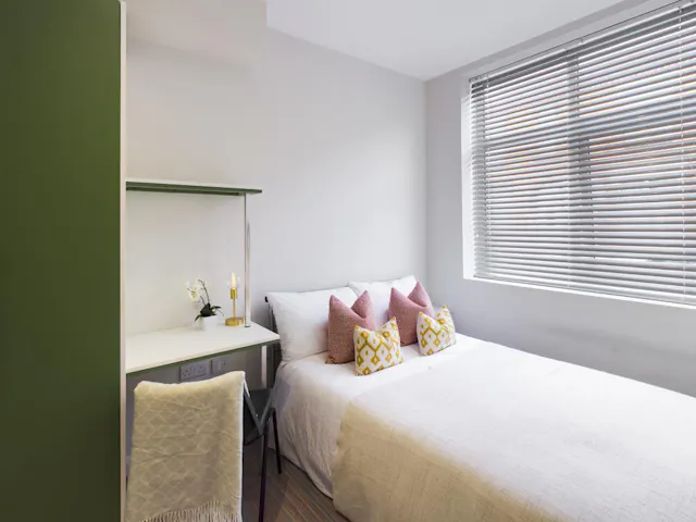 4 Bed Apartment room image 1