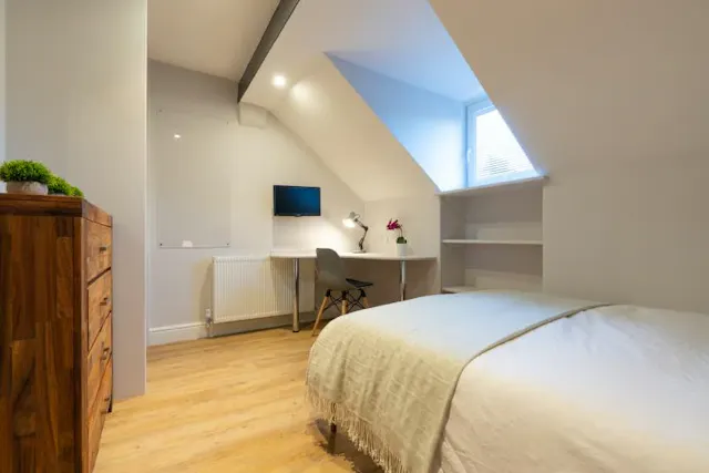 4 Bed Apartment room image 2